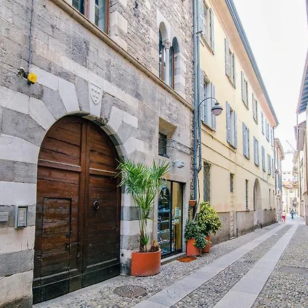 Palazzo Del Pero - The House Of Travelers Apartment *
