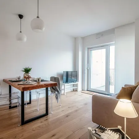 Cozy Joivy 3 With Parking Apartment Como