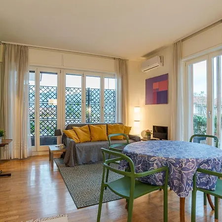 Center Apartments! Apartment Como