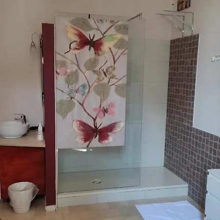 Gira Guest house *