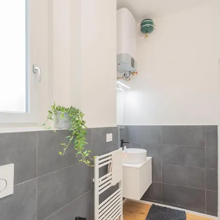 A Step From The By Rent Apartment *