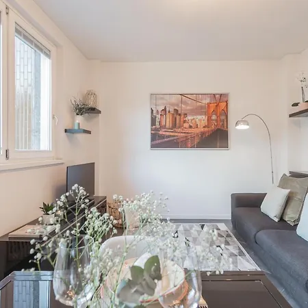 Chiara's By Rent Apartment