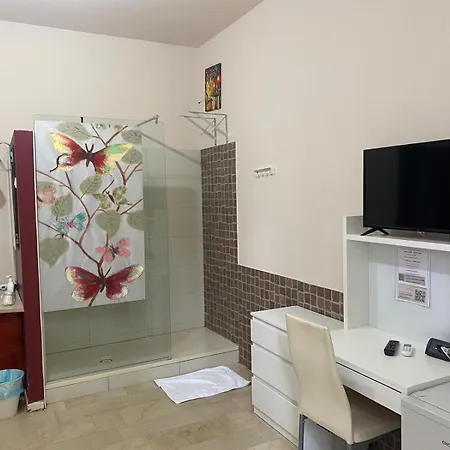 Gira Guest house *