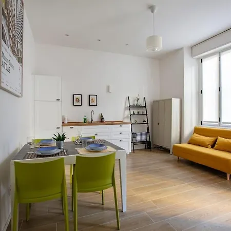 -art Gallery- Luxury Boutique In Center Of Apartment