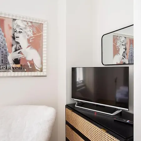 -art Gallery- Luxury Boutique In Center Of Apartment *