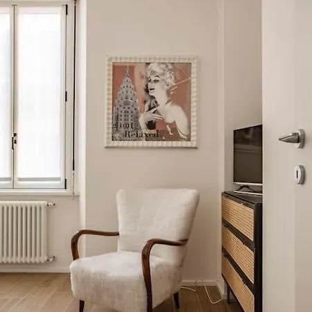 -art Gallery- Luxury Boutique In Center Of Apartment Como