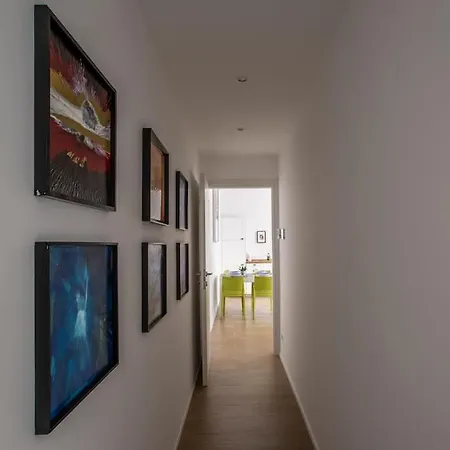 -art Gallery- Luxury Boutique In Center Of Como