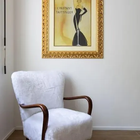 -art Gallery- Luxury Boutique In Center Of Apartment Como
