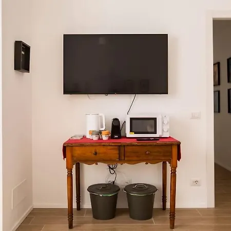-art Gallery- Luxury Boutique In Center Of Apartment