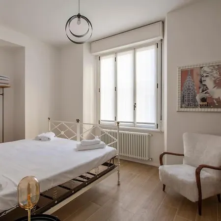 -art Gallery- Luxury Boutique In Center Of Apartment *