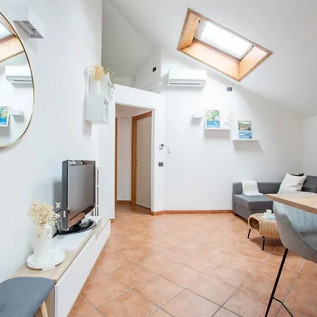 Modern & Minimalist Flat -4people- Fully Equipped Apartment Como
