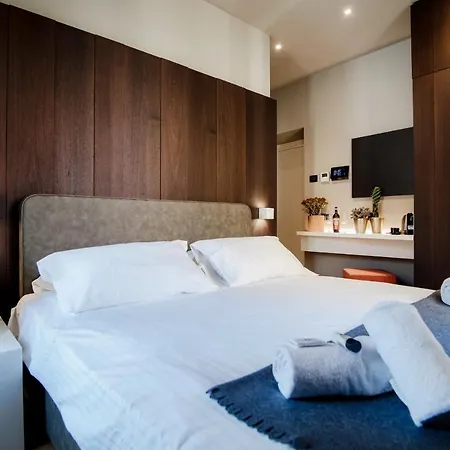 Ama 18 - The House Of Travelers- Guest house Como