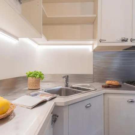 Linda By Rent Apartment Como